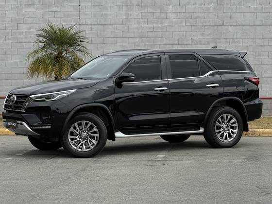 TOYOTA HILUX SW4 2.8 D-4D TURBO DIESEL SRX 7L 4X4 AUTOMÁTICO TOYOTA HILUX SW4 2.8 D-4D TURBO DIESEL SRX 7L 4X4 AUTOMÁTICO